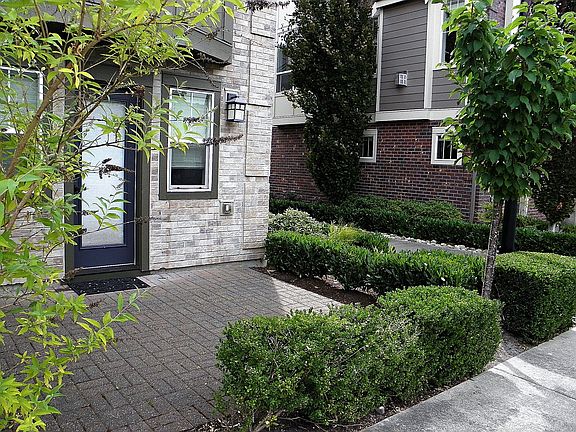 4th image of 1346 Greenwich Walk NE