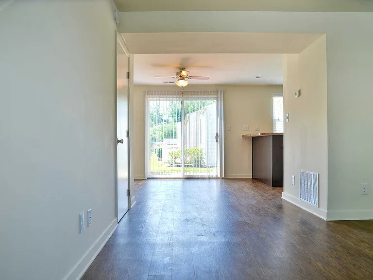 2015-05-28_Lake Village Apartments-022