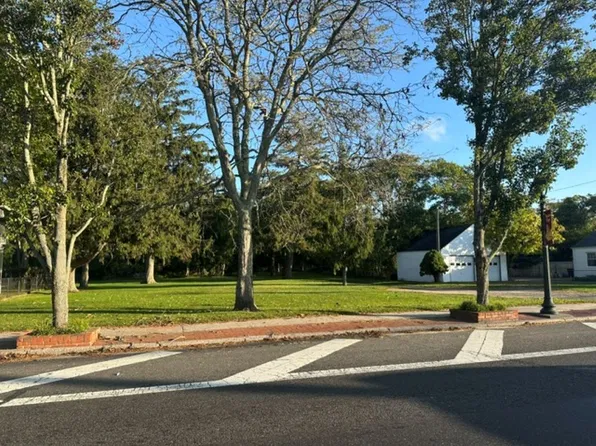 84 W Montauk Hwy, Hampton Bays, NY 11946