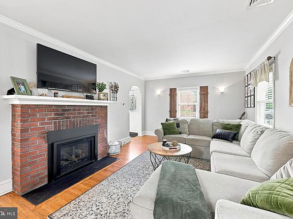 5th image of 925 Gilbert Rd