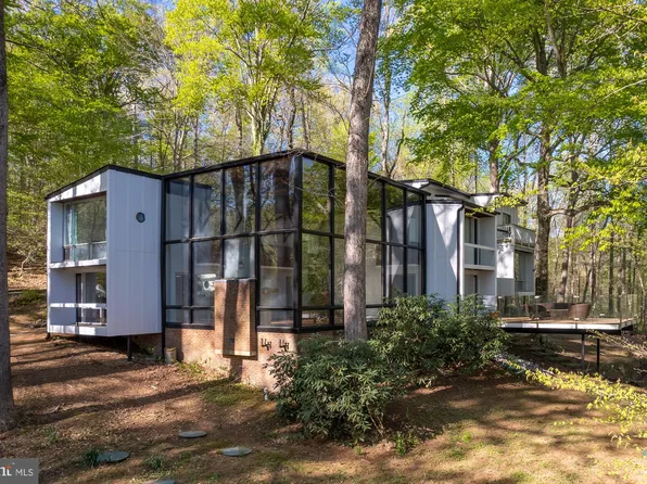 4 Jefferson Run Rd, Great Falls, VA 22066