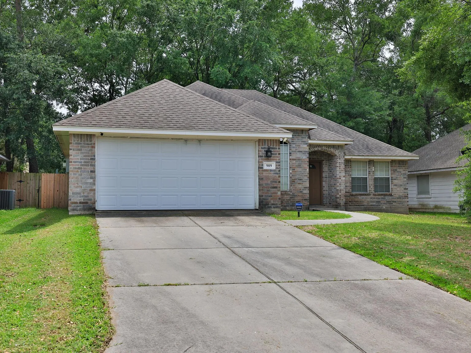 3 bed, 2.0 bath, 1910 sqft, $1,950 — Photo 2