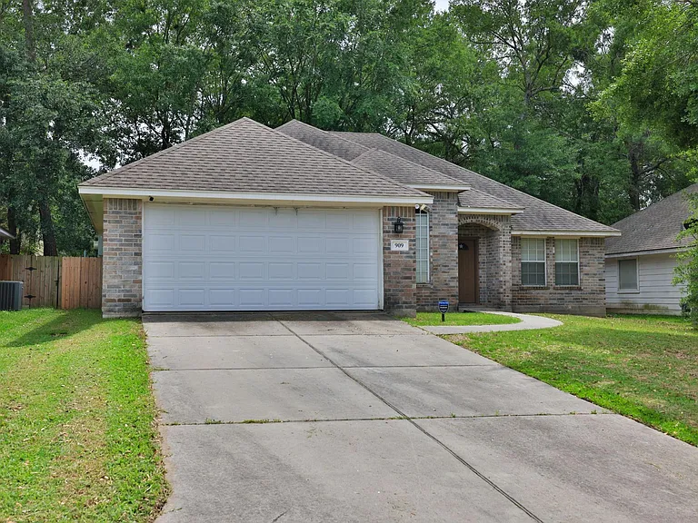 909 Katie Ln — Photo 2