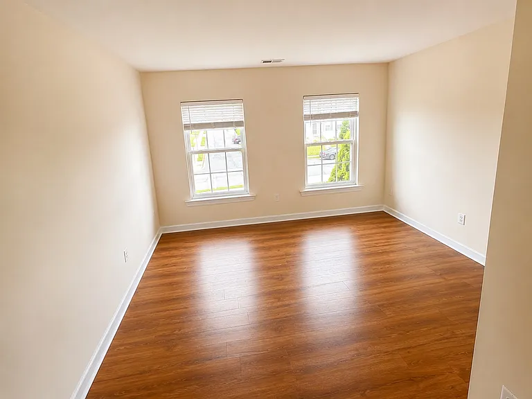 404 Tailor St — Photo 10