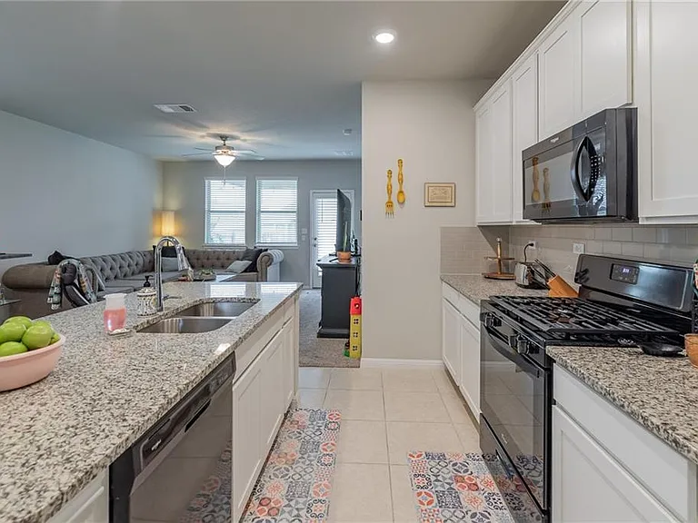 200 Canis St — Photo 32