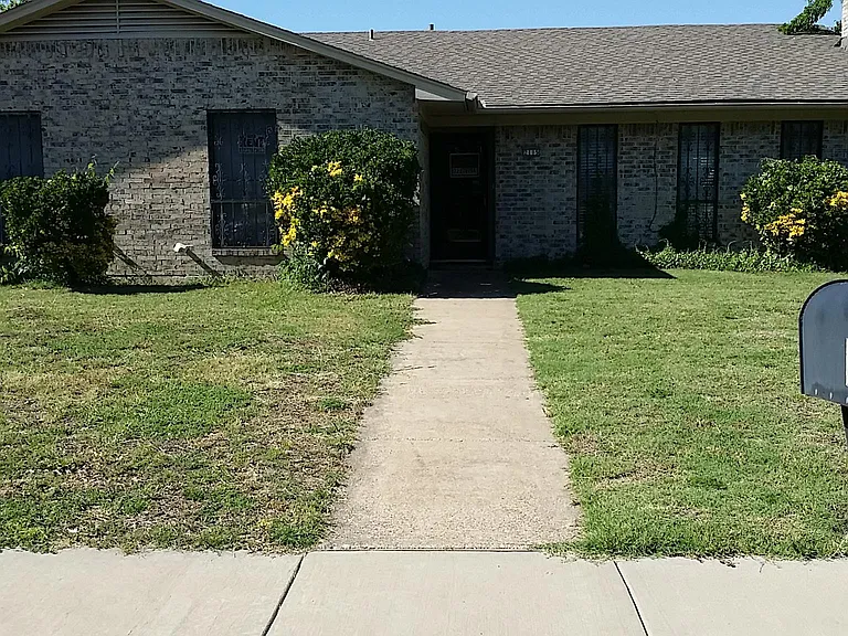 2115 Blossom Ln — Photo 1