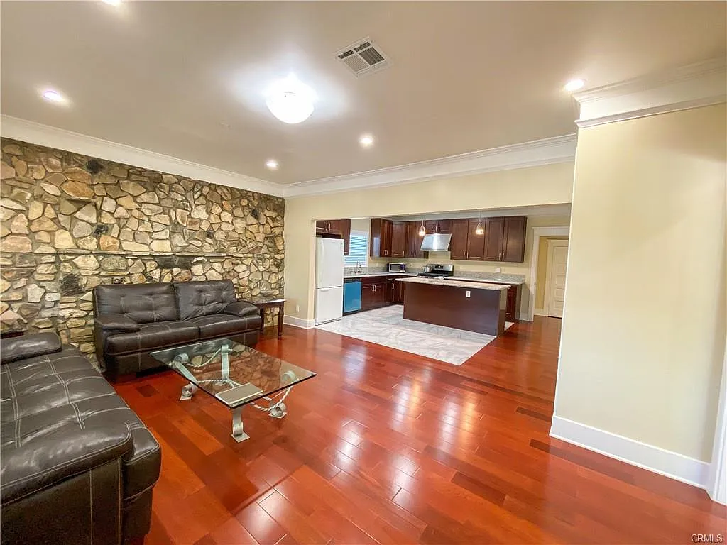 4 bed, 1751 sqft, $3,960 — Photo 2