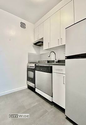 3rd image of 43 E 74th St #4E
