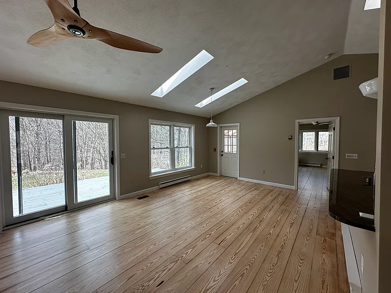 487 Carpenter Ln — Photo 4