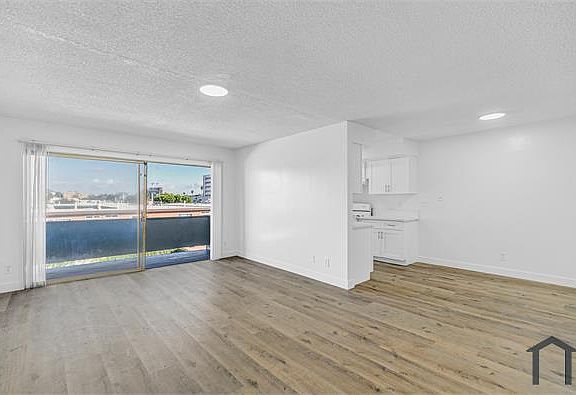 2nd image of 934 Larch St #3