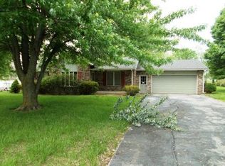 504 S Countryside Dr, Louisburg, KS 66053