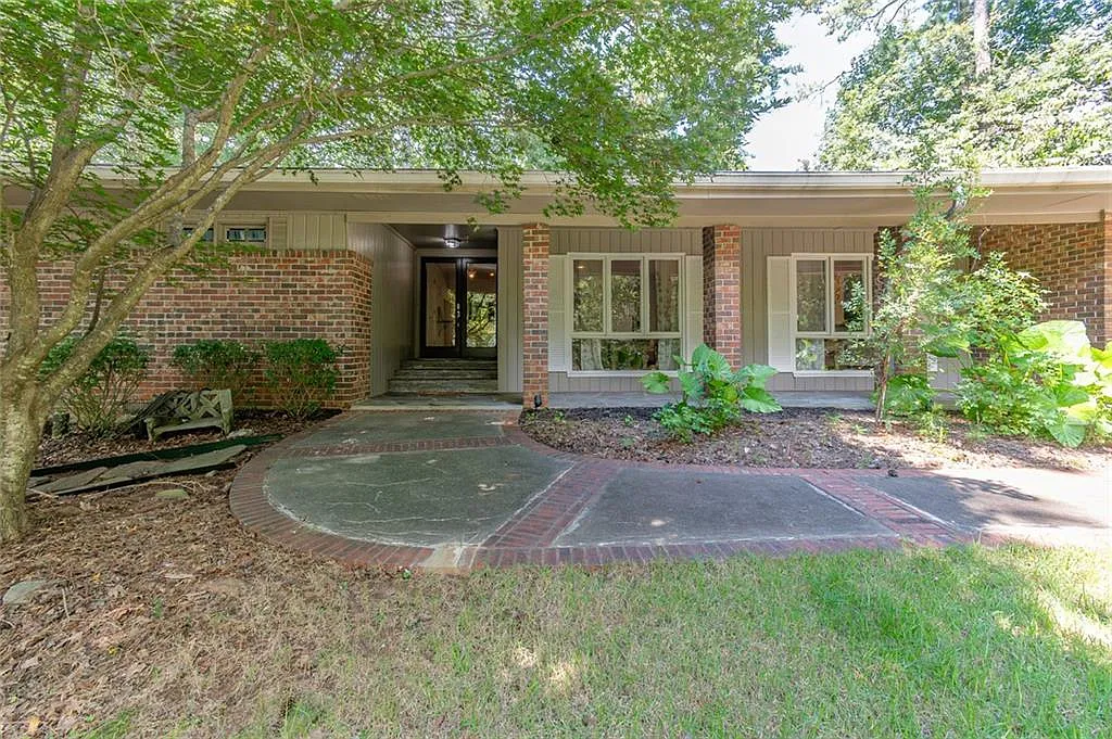 3 bed, 2.0 bath, 2048 sqft, $2,700 — Photo 2