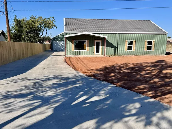 410 W Daisy St, Iowa Park, TX 76367