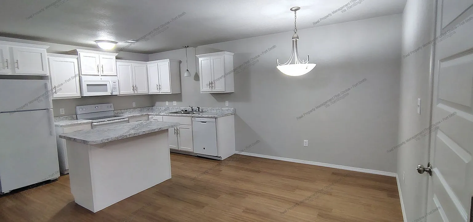 3 bed, 2.0 bath, 1400 sqft, $1,400 — Photo 2