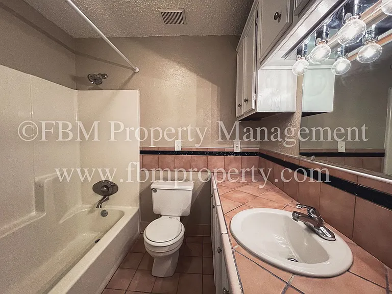 2539 W Sycamore Ave — Photo 27