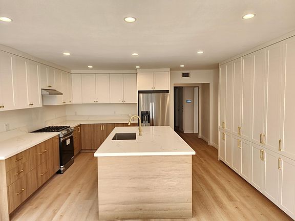 5th image of 4825 Gloria Ave