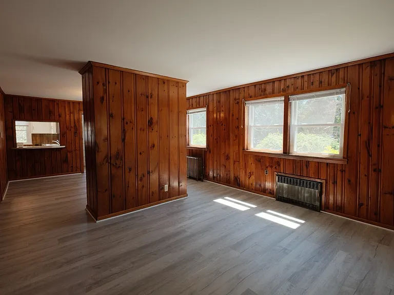 304 E Elm St — Photo 11