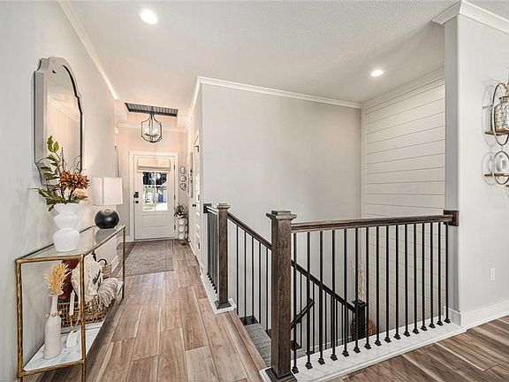3rd image of 700 SE Colonial Dr