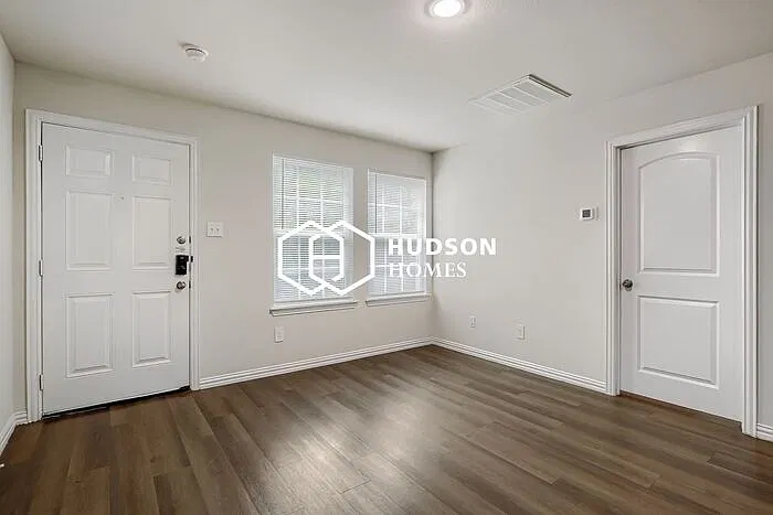 3 bed, 1.0 bath, 605 sqft, $1,125 — Photo 3
