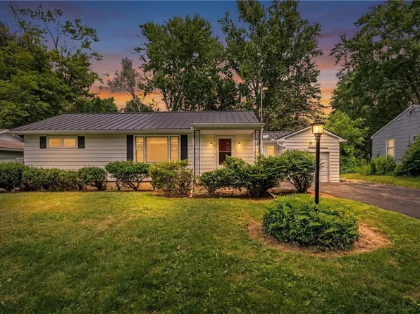 40 Ramblewood Dr, North Chili, NY 14514