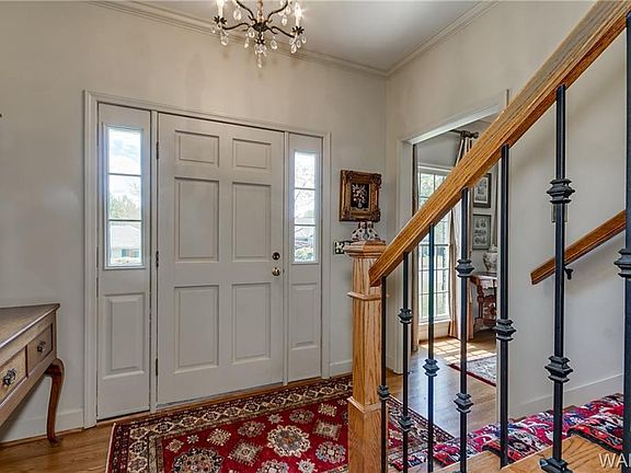 3rd image of 620 Fair Oaks Ln