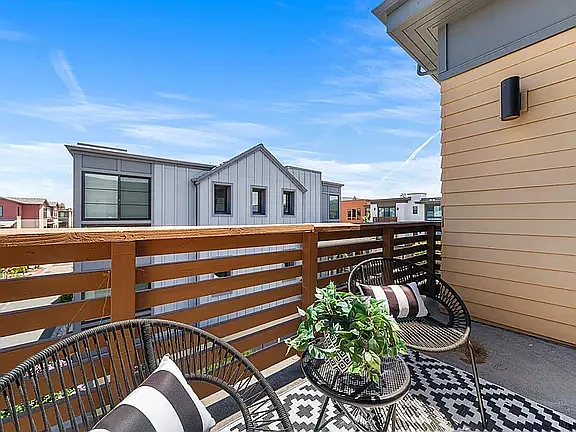 3 bed, 3.5 bath, 2150 sqft, $7,200 — Photo 3