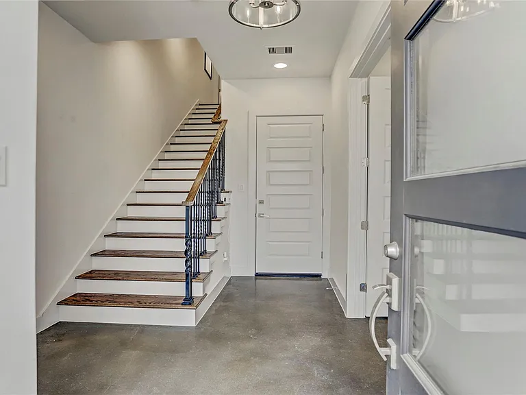 1104 Ennis St — Photo 4