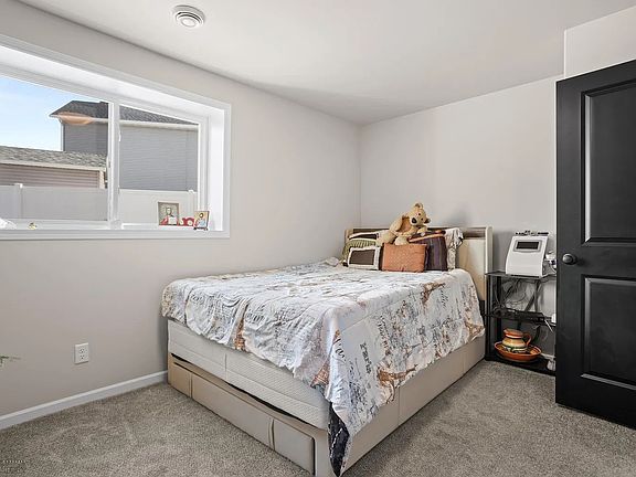 3rd image of 752 Cathy Dr W