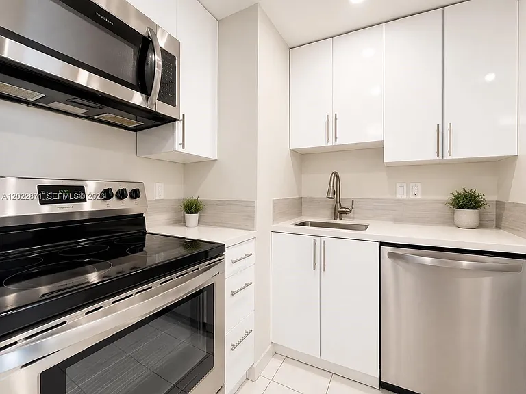 2899 Collins Ave #1042 — Photo 6