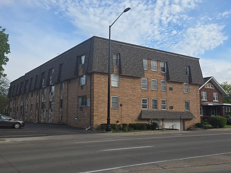 Somerset Apartments — Photo 2