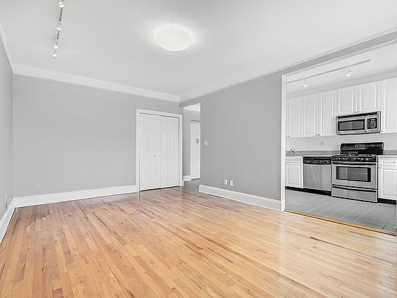 3rd image of 418 Saint Johns Pl APT 6F