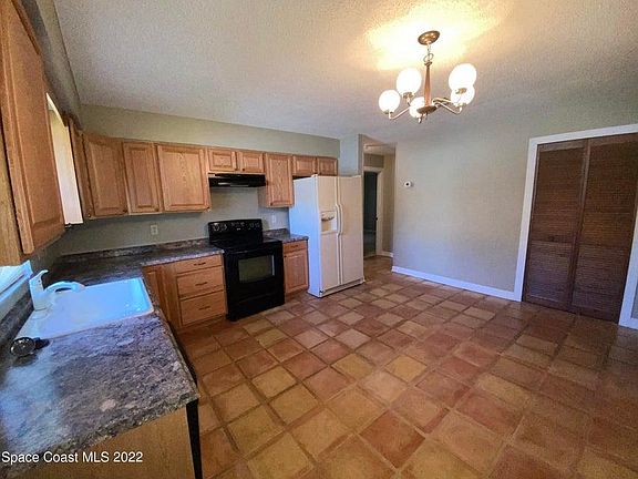 2nd image of 15 W Towne Pl