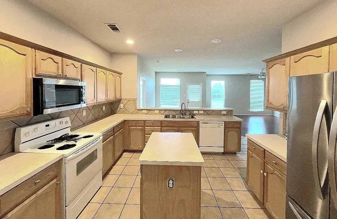 3 bed, 1900 sqft, $2,250 — Photo 2