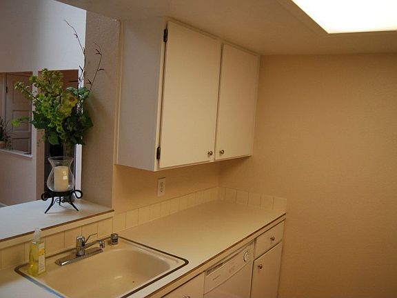 3rd image of 9927 NE 124th St #S205