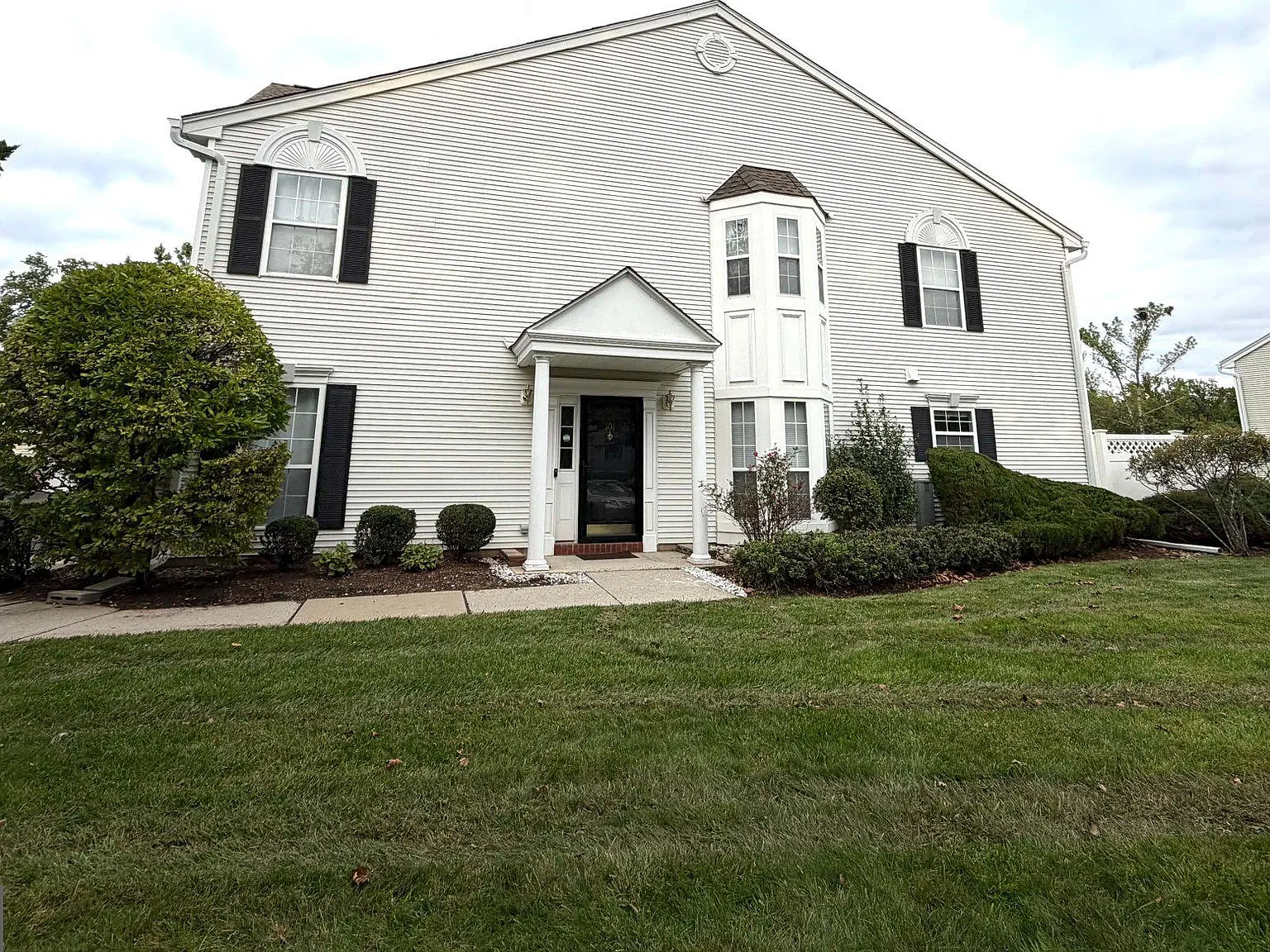3 bed, 2.5 bath, 1968 sqft, $3,850 — Photo 2