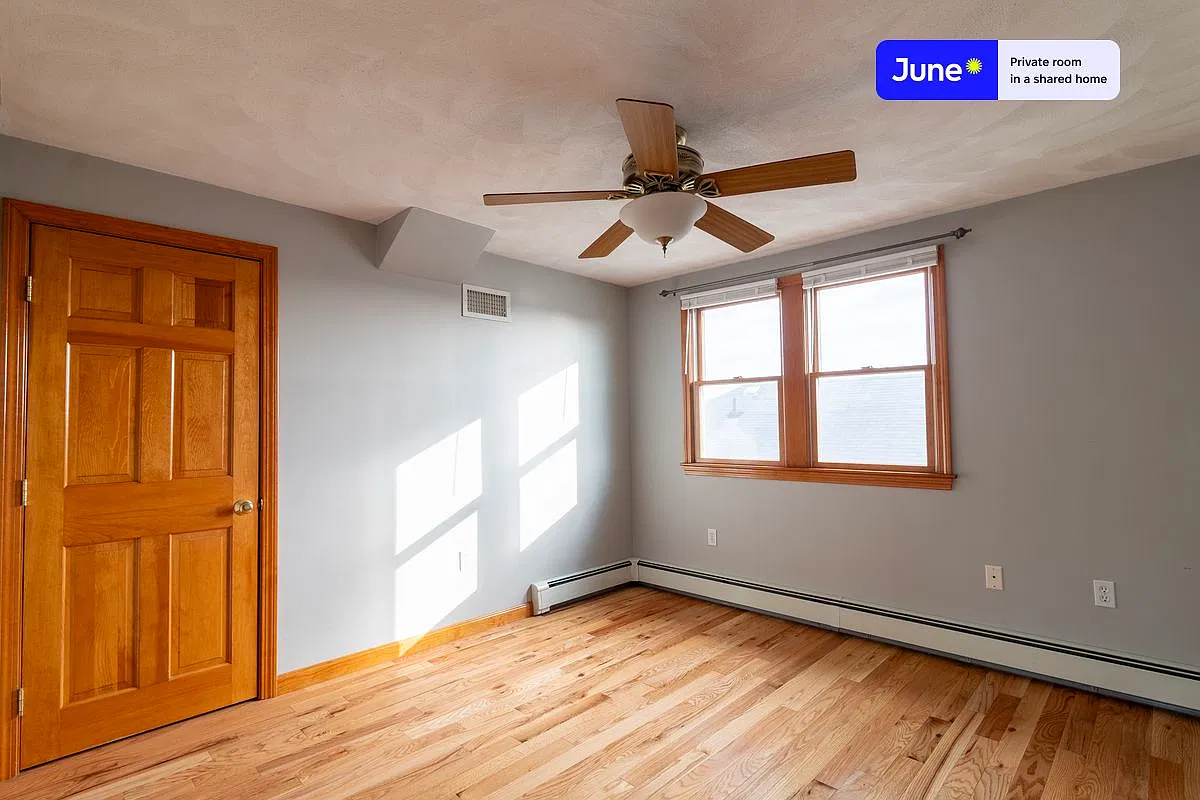 Queen bedroom in 5 bed/2 bath home in Medford #1834 E — Photo 2