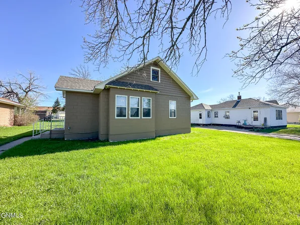 919 3rd Ave N, New Rockford, ND 58356
