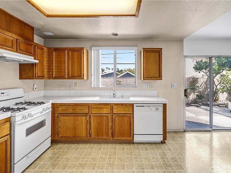 465 E Afton Ln — Photo 6