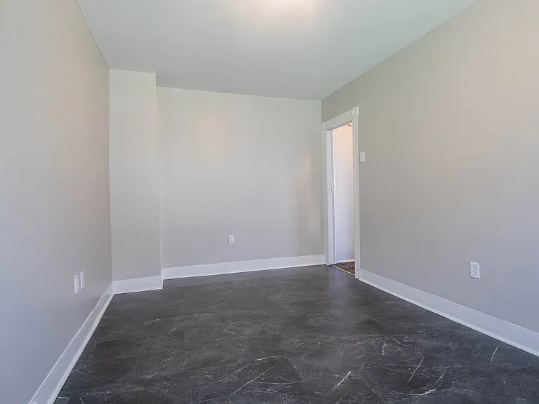 256 E Grove St — Photo 14