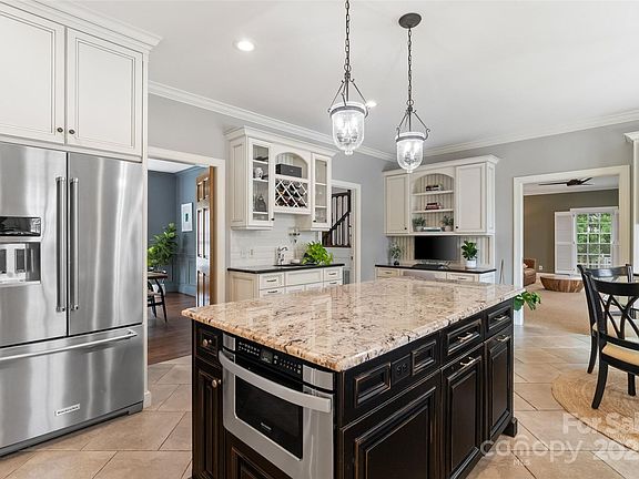 4th image of 1736 Cavendale Dr