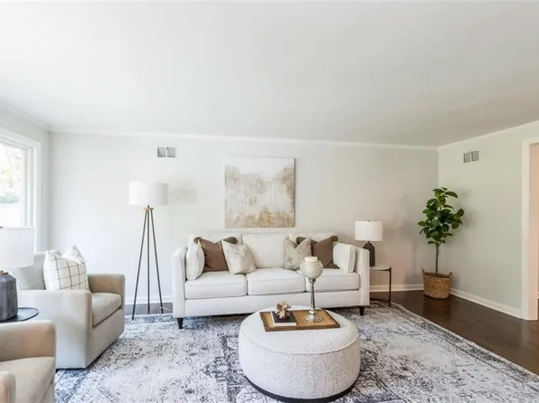 4831 W 77th St, Prairie Village, KS 66208