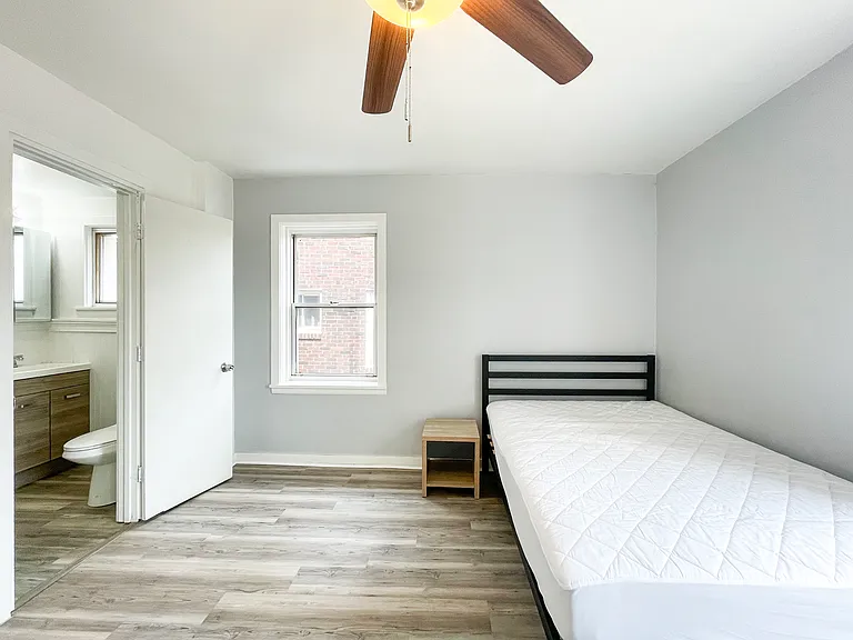 5735 Hobart St #4 — Photo 11