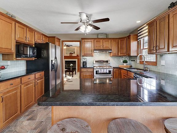 5th image of 300 Trotter Dr
