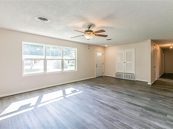 4th image of 207 S Waco Ave
