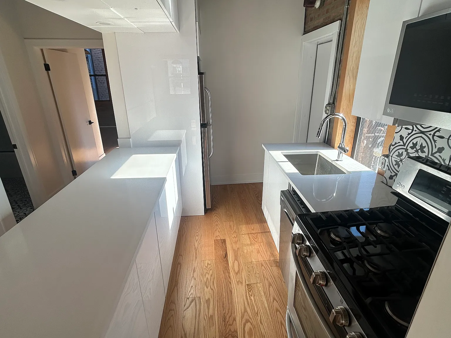 2 bed, 1000 sqft, $3,100 — Photo 4