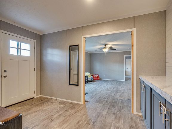 5th image of 593 Summerville Rd