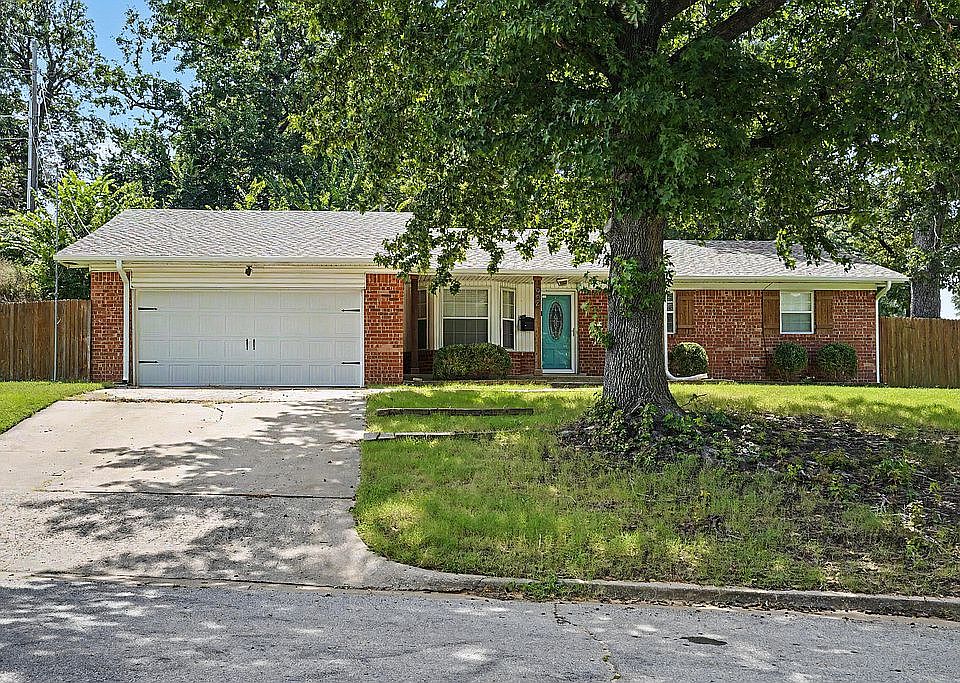 1st image of 904 N Lake Dr