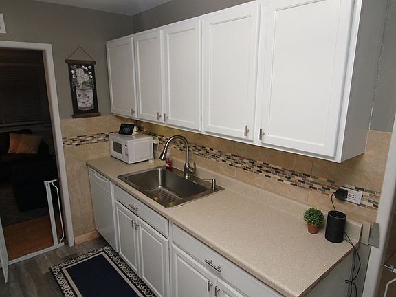 5th image of 1374 Hirsch Ave