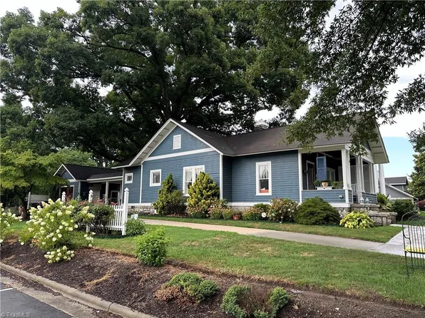 305 Cherry St, Mount Airy, NC 27030