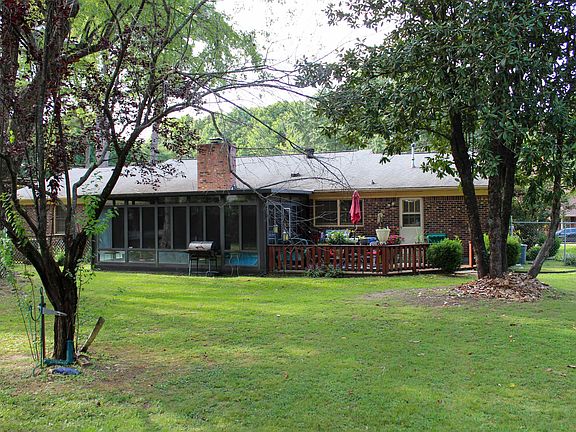 3rd image of 138 Laurie Cir